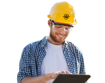 Imagen de un hombre de edad mediana, con un casco de protección y camisa a  cuadros sonriendo mientras utiliza una tablet
