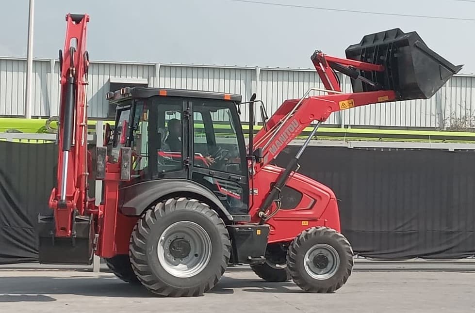 Retroexcavadora Manitou MBL-X-900 2023